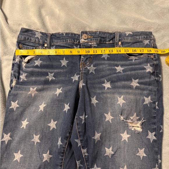Women's Star Patterned Distressed capri Jeans - Picture 5 of 5